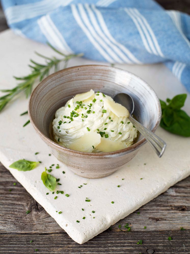 Receptbild Zeta BreOliv med parmesan, rostad vitlök & gräslök