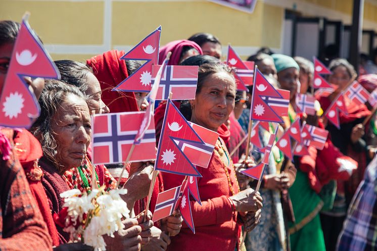 Flagg - Utviklingsminister Nikolai Astrup åpnet Shree Devitar Basic School i Dolakha i Nepal