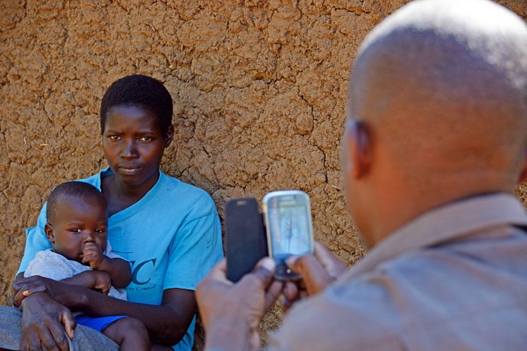 Baby James, Synthia och James Otuma - Vi-skogens Instagramfamiljer