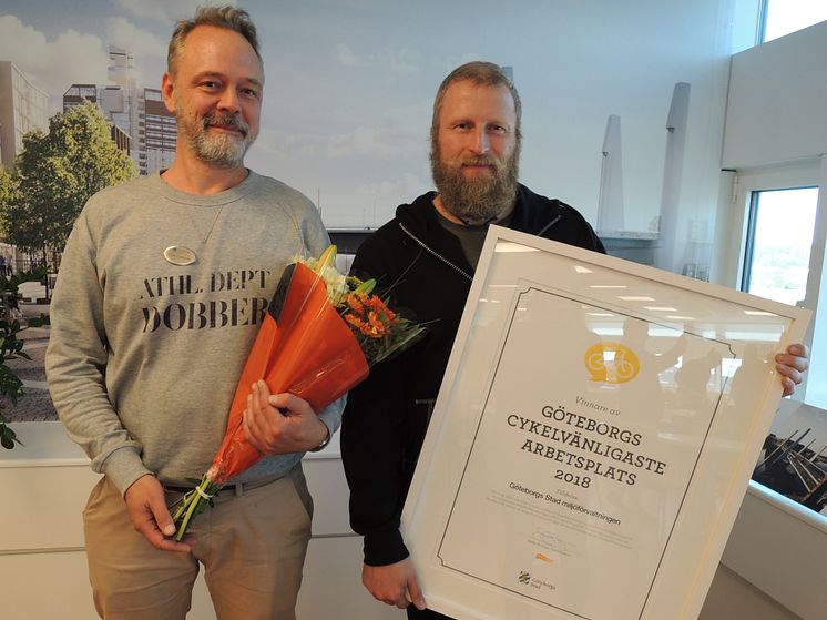 Ulrik Fallström och Stefan Carlsson från miljöförvaltningen med priset för Göteborgs cykelvänligaste arbetsplats