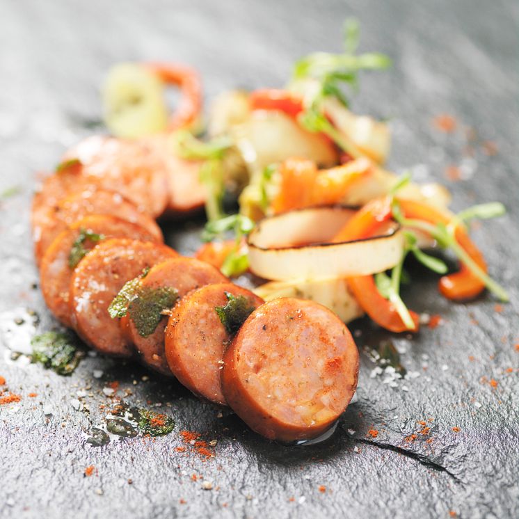 Stekt chorizo med sallad på kronärtskocka, örter, purjolök och rostad paprika 