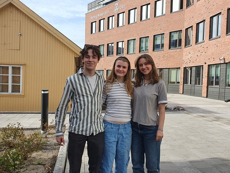 Leo, Andrea og Eira er konferansierer på årets 17. mai festkonsert