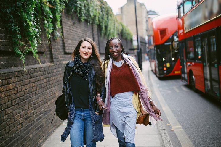 DEST_UK_ENGLAND_LONDON_SHOREDITCH_PEOPLE_WOMEN_FRIENDS_WALKING_STREET_BUS_GettyImages-871819666 copy_Universal_Within usage period_99106.jpg
