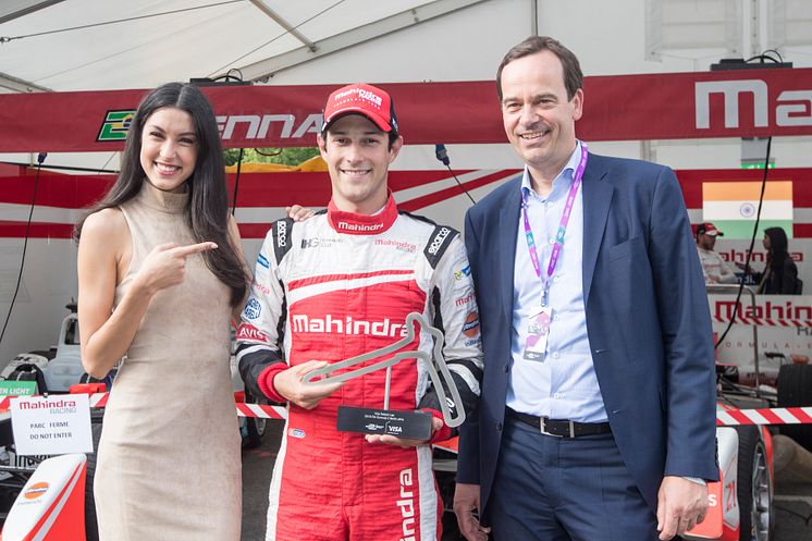 FIA Formula E Berlin ePrix: Visa Fastest Lap Trophäenübergabe an Bruno Senna