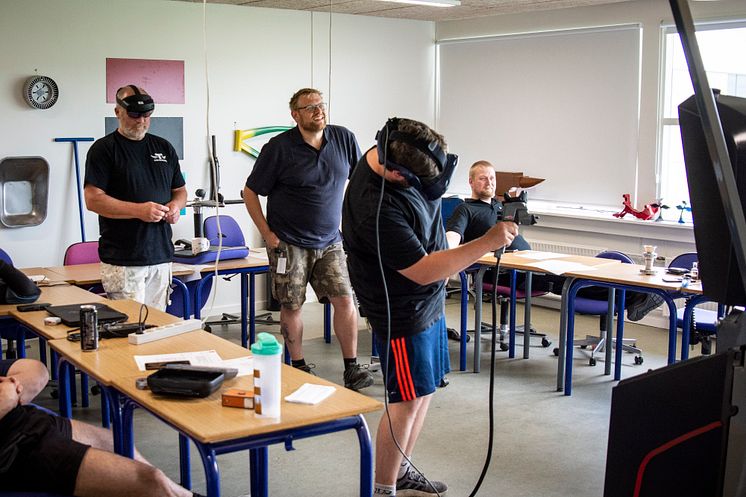 Klassen følger med, mens en elev øver sin spray teknik.