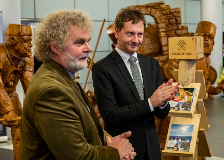 Andreas Martin ( Erschaffer des Walderlebnisdorfes Blockhausen) und Ministerpräsent Michael Kretschmer 