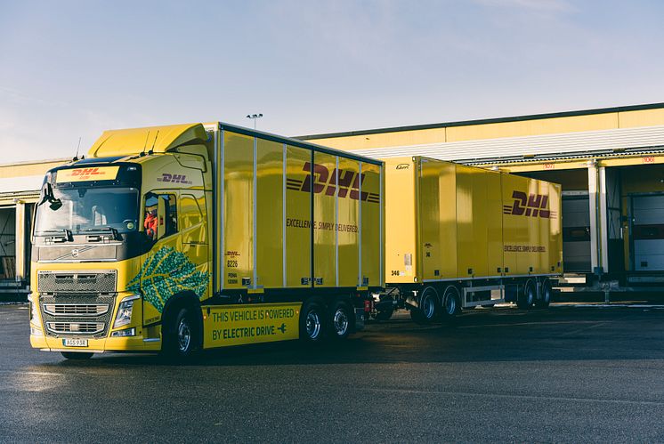 Volvo FH på DHL-terminal.jpg
