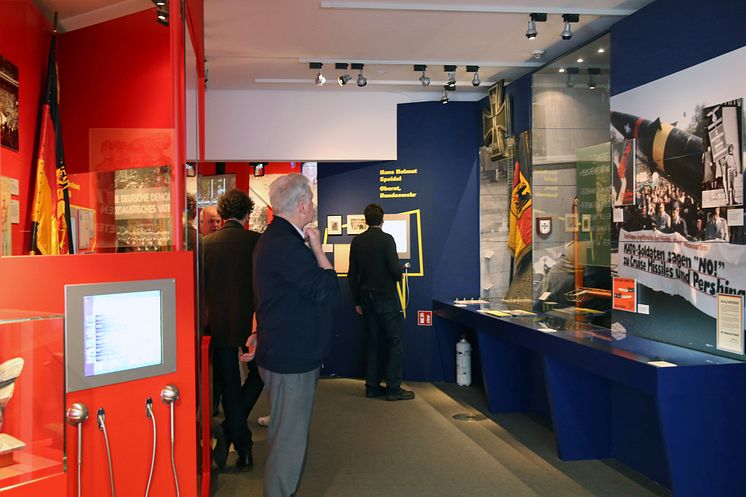 Ausstellungsraum zur NVA und Bundeswehr alt