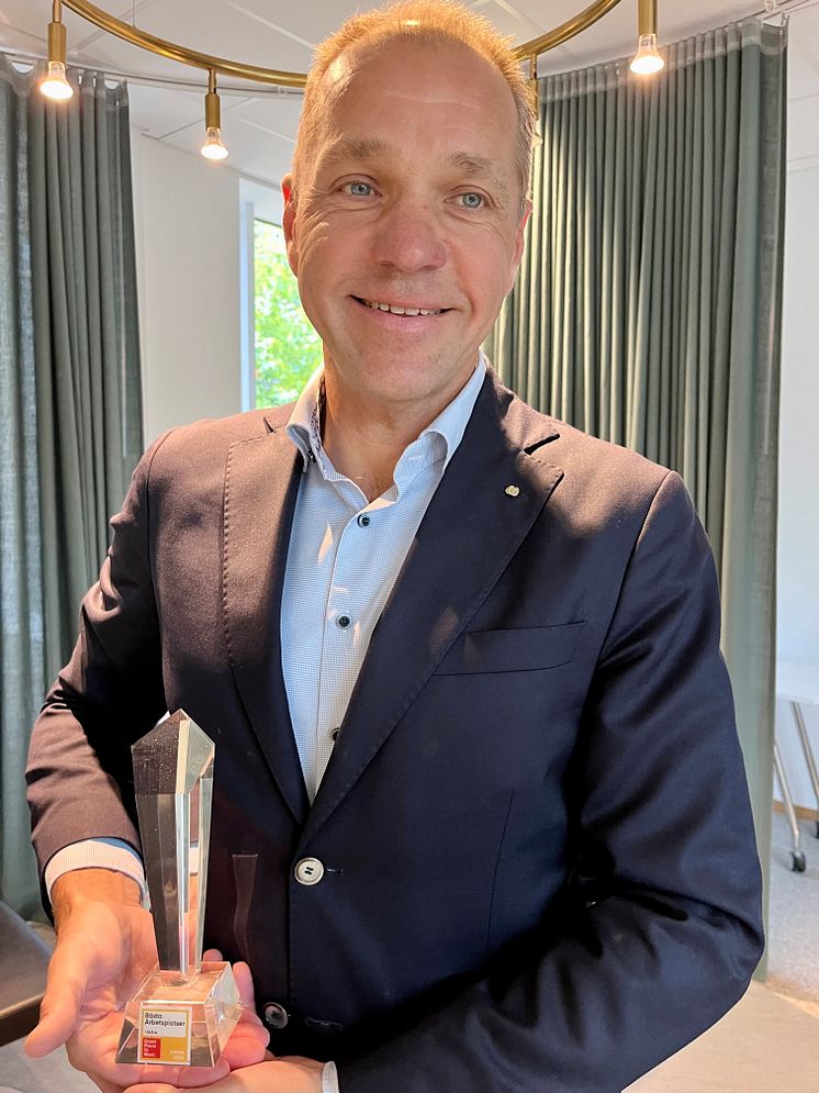 Fredrik och staty2.jpg