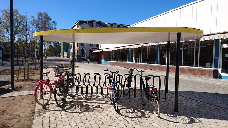 Cykeltak Palette Plaza med Arc cykelställ och sedumtak, Oskarshamn