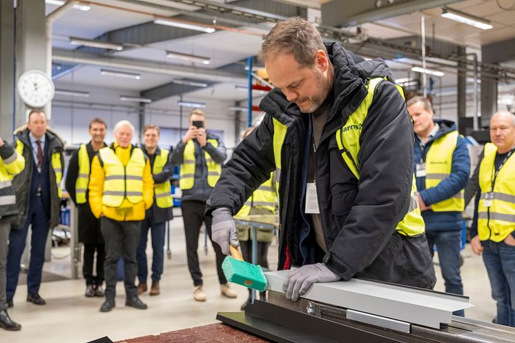 OBOS hållbarhetschef Carl-Johan Sigfridsson i Plannjas fabrik i Landsbro