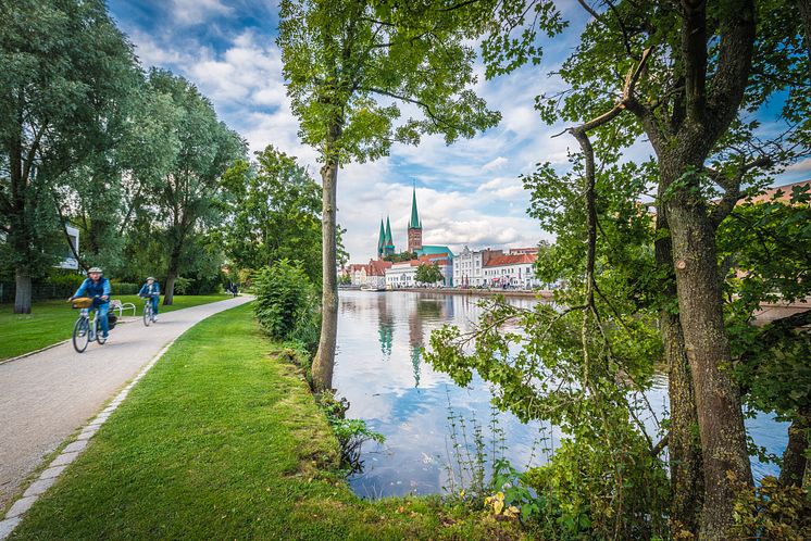 Lübeck_Radweg_an_der_Trave_durch_die_Altstadt_der_Hansestadt