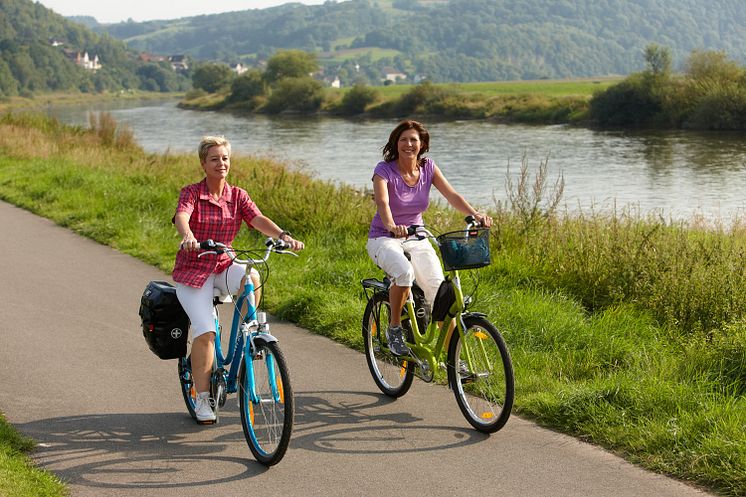 Radlerinnen am Weser-Radweg in Rühle