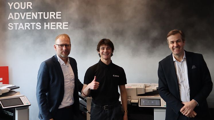 Jon Martin Frøyland (i midten) fikk fast jobb hos Canon i Stavanger fra og med 1. mars. Her er han sammen med Daglig leder i Canon Business Center Stavanger Jon Ingar Mæland (til venstre) og Direktør for service og support Anthon Grimsmo.