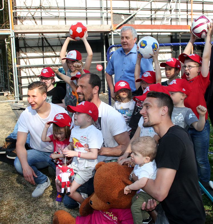 RB-Fußballer kicken im Kinderhospiz Bärenherz mit kleinen Fans um die Wette 