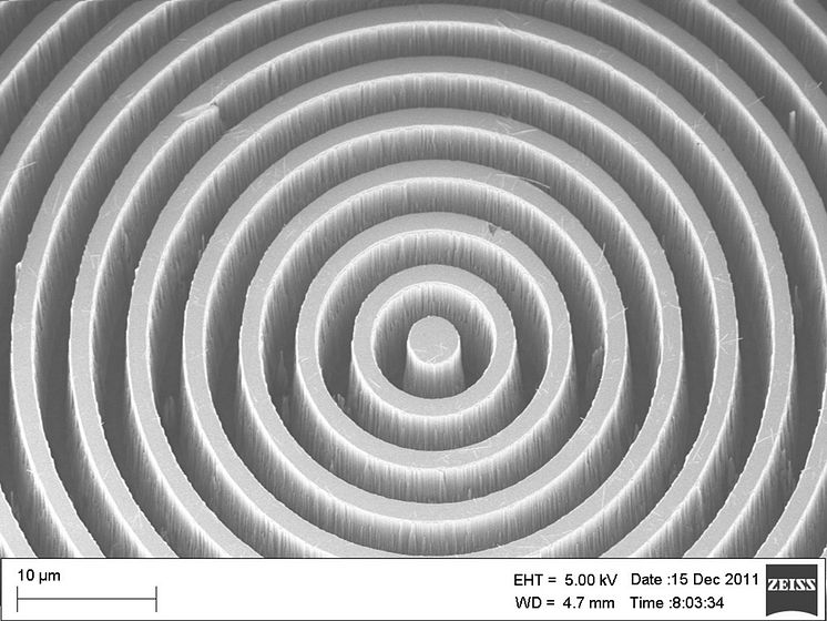 Förstorad bild (elektronmikroskop) av diamantkoronagrafens centrala del visande det mikrofabricerade cirkulära gittret.