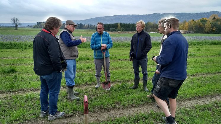 Markdag på Hørte gård hos #inspirasjonsbonde Anders Hørthe under jordseminar i 2017. Foto Øystein Haugerud