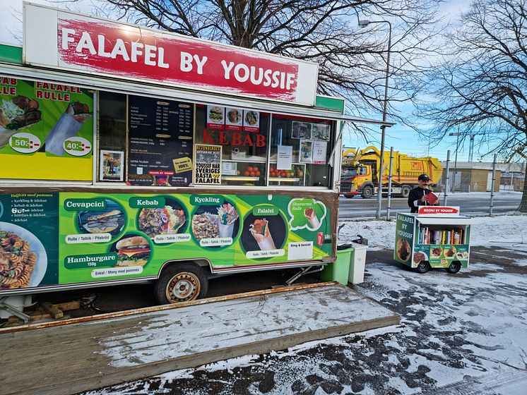 Falafel by Youssif_Y läser bok.jpg
