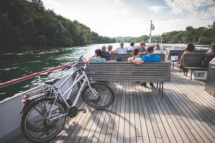 Tourenbiker unterwegs auf dem Rheinschiff Thurgau kurz nach Stein am Rhein