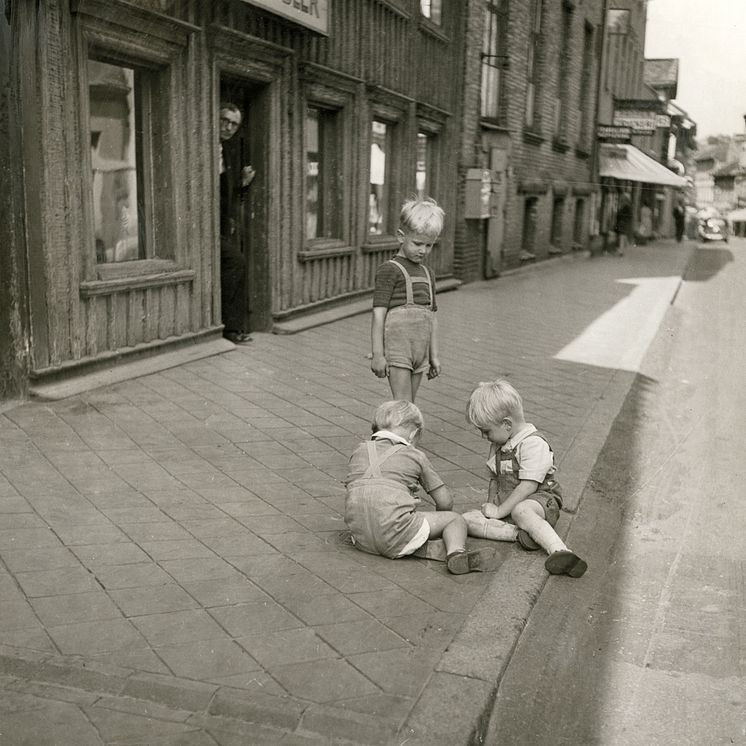 Barn som leker på en gata i Haga, 1949. 