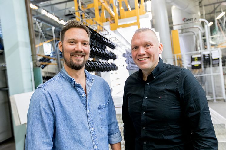 Fredrik Gillberg, produktionschef för anläggningen Industripulver i Anderstorp och Henrik Dyberg, Proton Finishings operativa chef