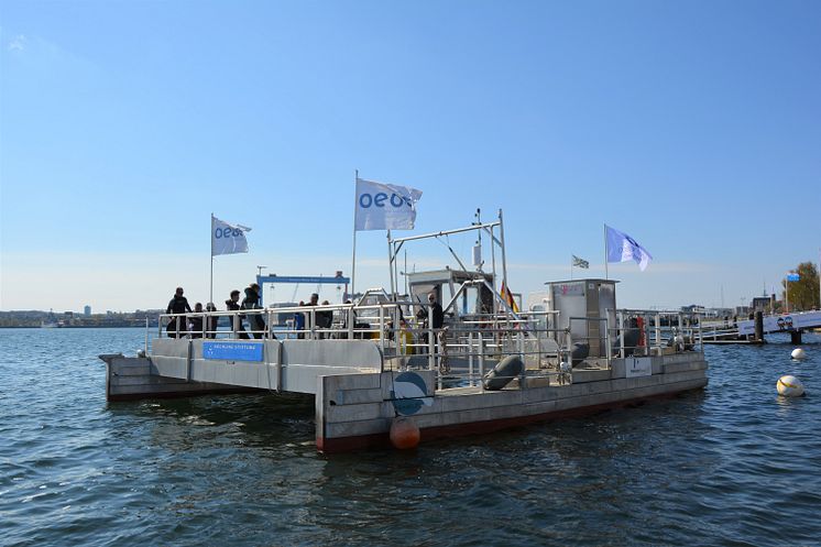 Müllsammelschiff Seekuh vor dem Segelcamp