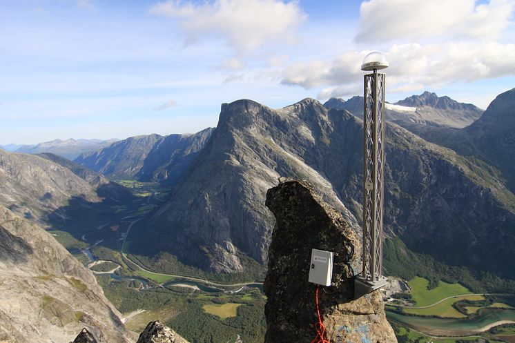 MANNEN: GNSS-mast fem, plassert på ytterst i fjellpartiet.