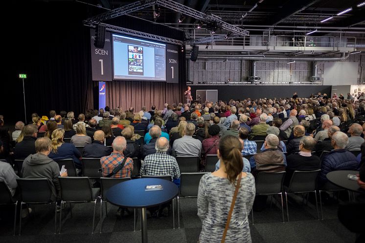 Mycket publik vid scenprogram, Foto: Gustav Kaiser