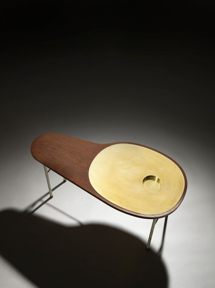 Finn Juhl- "Ross" sofabord med hvidmalet metalstel. Organisk formet top af teak, ilagt plade af messing.