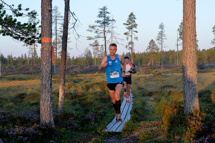 Jonas Buud drar på på spängerna före Max King. Ultravasan 2015