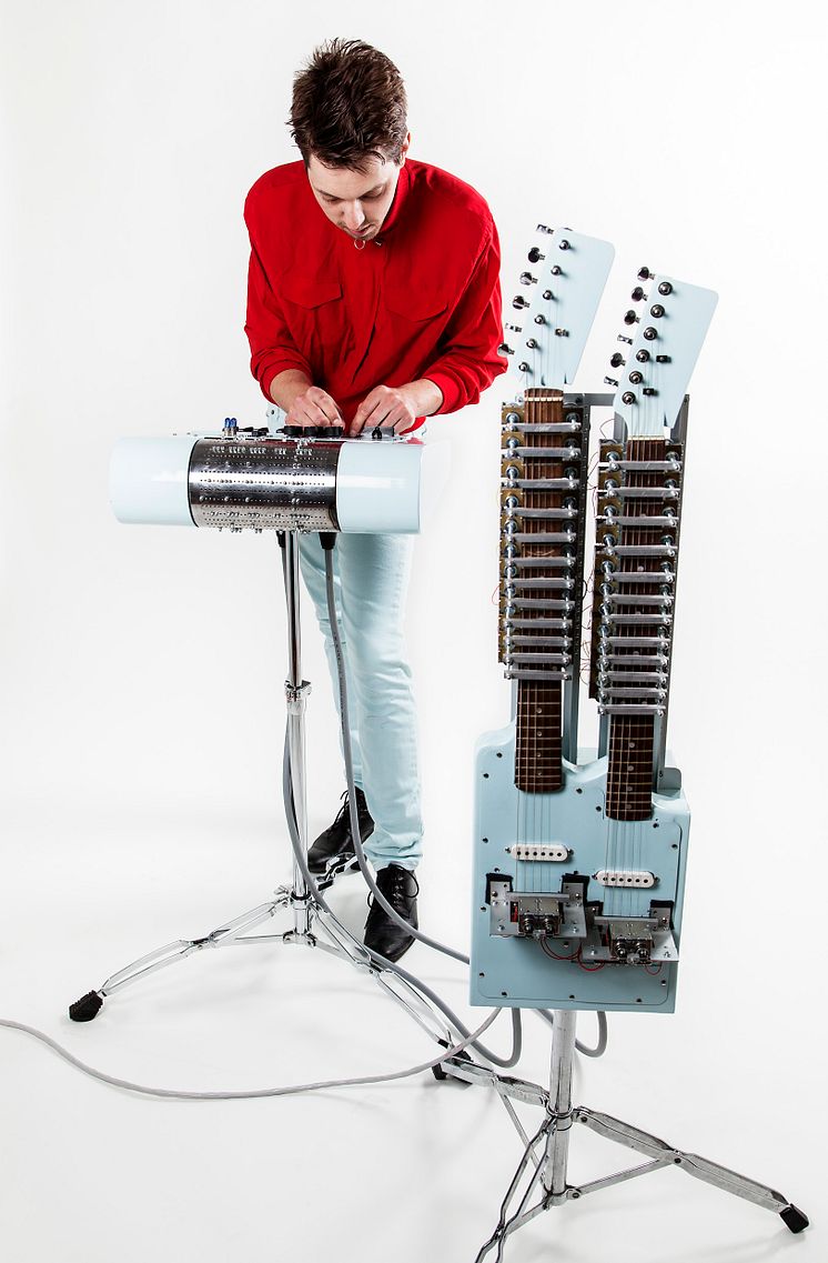 Jonny Eriksson med Popmaskinen – ett hemmabyggt elektromekaniskt enmansband. Foto: Anna Gerdén