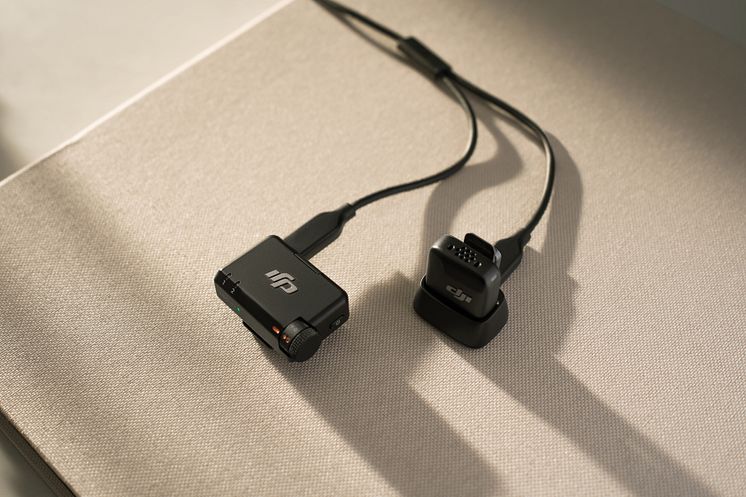 DJI Mic Mini Receiver+DJI Mic Mini Transmitter Charging Dock Connecting with DJI Mic Mini Splitter Charging Cable.jpg