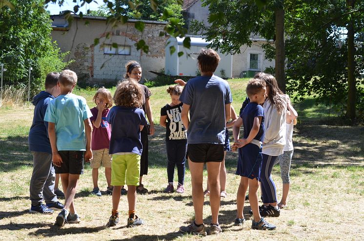 Geschwisterkinder fahren ins Sommerfreizeitcamp nach Oberau