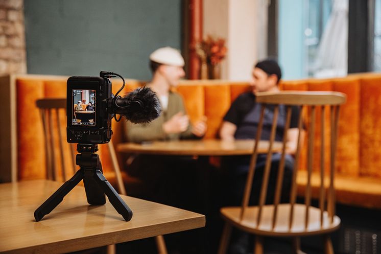 Canon EOS R50 V_Lifestyle_Recording_Rick_Chef_Livestream_622158.jpg