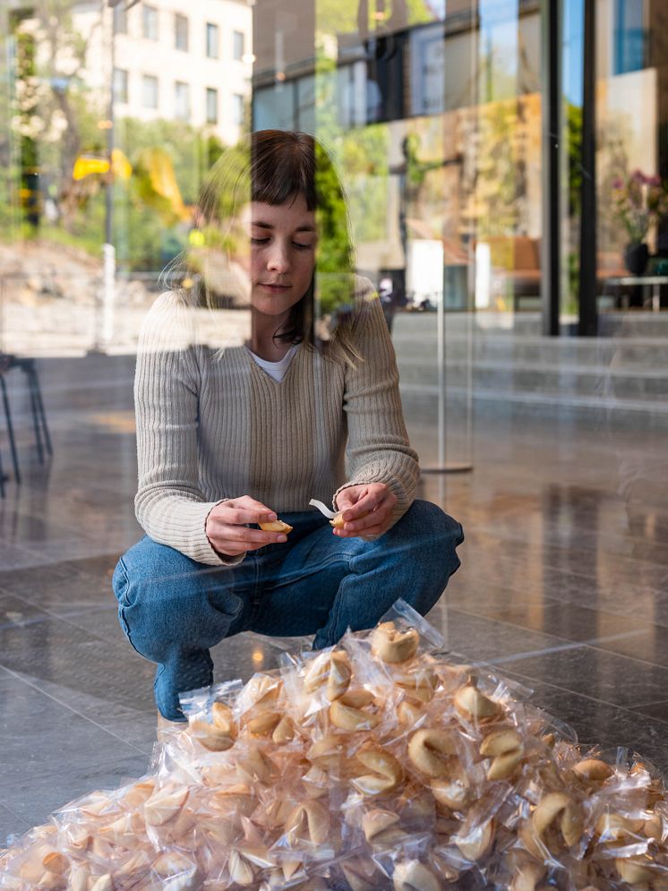 Félix González-Torres, Untitled (Fortune Cookie Corner), 1990. installation view