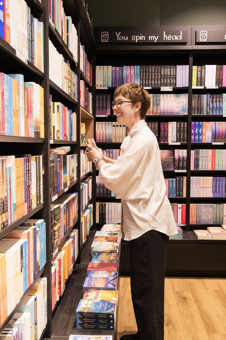 Filialleiterin Kerstin Ponleitner im neu gestalteten Romanbereich der Thalia Buchhandlung in der PlusCity.