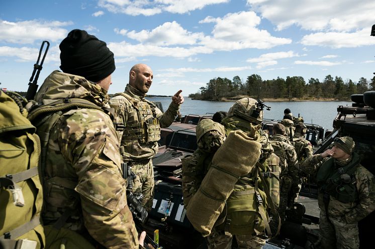 Soldater ur brittiska marinkåren övar tillsammans med Hemvärnet utanför Oskarshamn