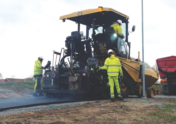 Cat AP600F asfaltsläggare i arbete bakifrån