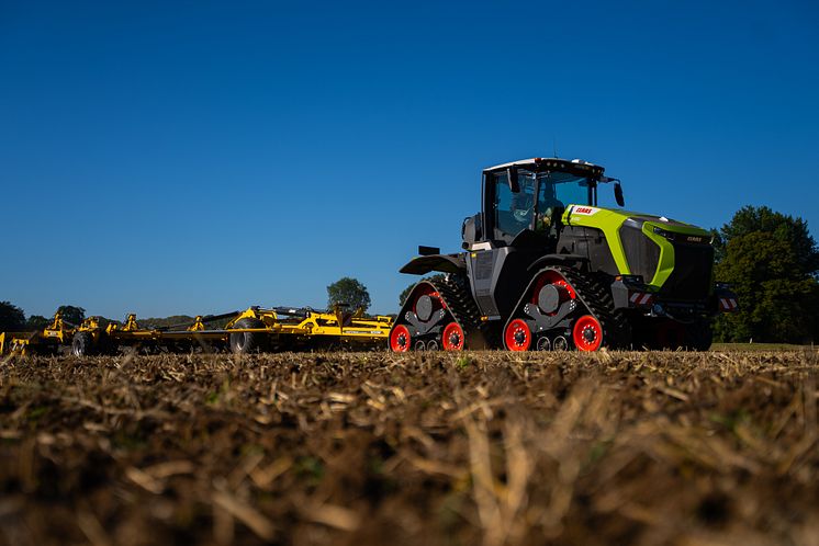 CLAAS XERION 12.650 med Bednar-harve - en af de maskiner Danish Agro koncernen fremviser på Agromek 2024.JPG