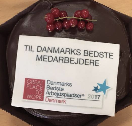 Placeringen som nr. 26 i Danmarks Bedste Arbejdspladser 2017 fejres med kage til alle ansatte