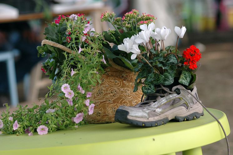 Den uttjänta väskan blir begåvad med en dekorativ blomma