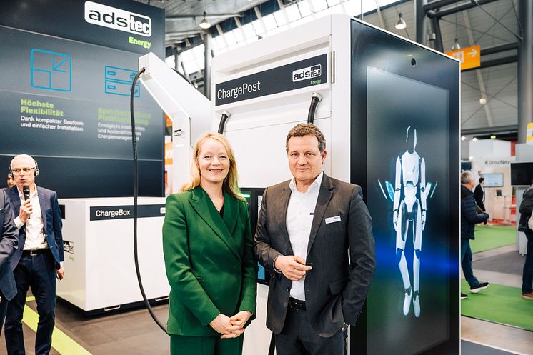 Baden-Württembergs Umweltministerin Thekla Walker und Thomas Speidel, BVES-Präsident und CEO von ADS-TEC Energy eröffnen die neue Energiemesse Volta-X.