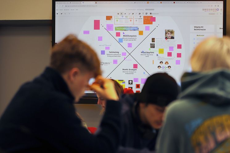 Medienkompetenzzentrum Vechta - Schülerinnen und Schüler lernen über Desinformation und Fake News