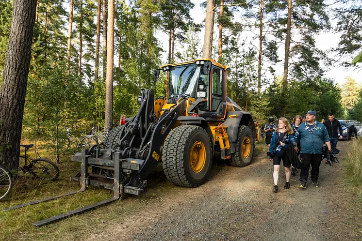 Scouter passerar Swecons Volvo L90 Electric som byggde och underhöll under scoutlägret Jamboree26.
