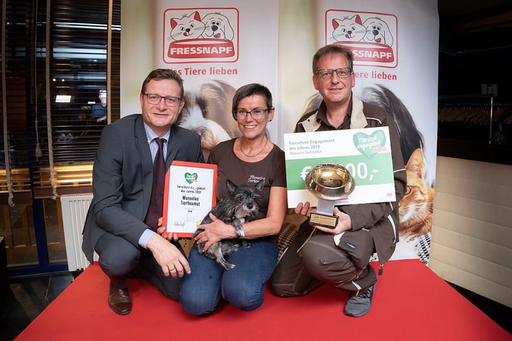 Hermann Aigner überreicht den goldenen Fressnapf an Manuelas Tierhoamat