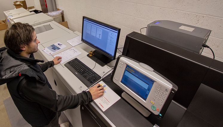 Nyutdannet trykker Tom Ivar Hesbråten er storfornøyd med å jobbe heldigitalt. 