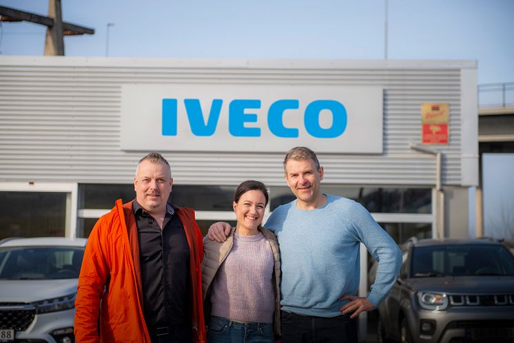 Bilde 1 - Nord-Motor AS vant prisen for Årets IVECO-forhandler. Fra venstre ser vi Johan Gudmundsen, Trude Osmundsen og Ole Willy Gudmundsen.