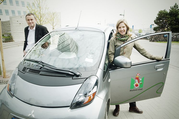 Karolina Skog och Stefan Bengtsson deltar med Malmö stads elbil i Oresund Electric Car Rally 2012. 