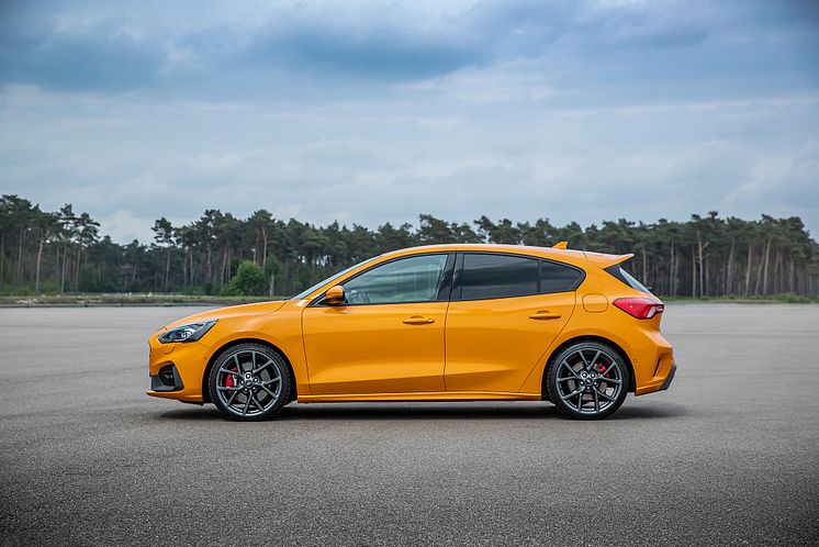 FORD_2019_FOCUS_ST_05-LOW