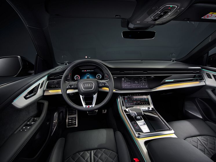 Audi Q8 interiør (Sakhirguld)